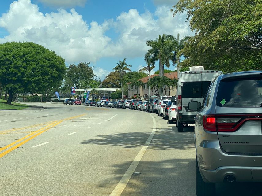 Largas colas de vehículos esperan por llenar sus tanques ante la amenaza de que se disparen los precios.&nbsp;