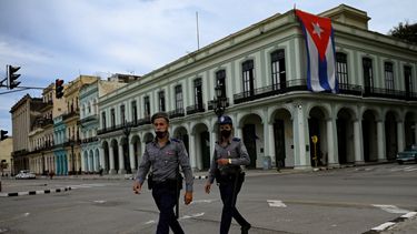 Policías al servicio del régimen caminan cerca del Capitolio de La Habana, el 15 de noviembre de 2021. 