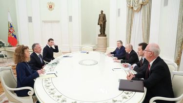 El presidente de Rusia, Vladimir Putin, acompañado del enviado económico del Kremlin Kirill Dmitriev y del asistente del Kremlin Yuri Ushakov, se reúne con el enviado especial de EEUU, Steve Witkoff, y con el yerno del presidente de Estados Unidos, Donald Trump, Jared Kushner, en el Kremlin en Moscú el 2 de diciembre de 2025.
