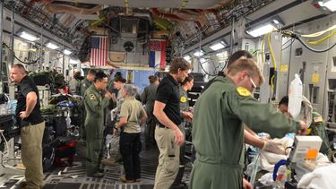 Fotografía cedida por las Fuerzas Áreas de EEUU donde aparece un equipo de evacuación aeromédica del Centro Médico Militar de San Antonio (Texas) mientras reciben a pacientes heridos por la erupción del volcán.