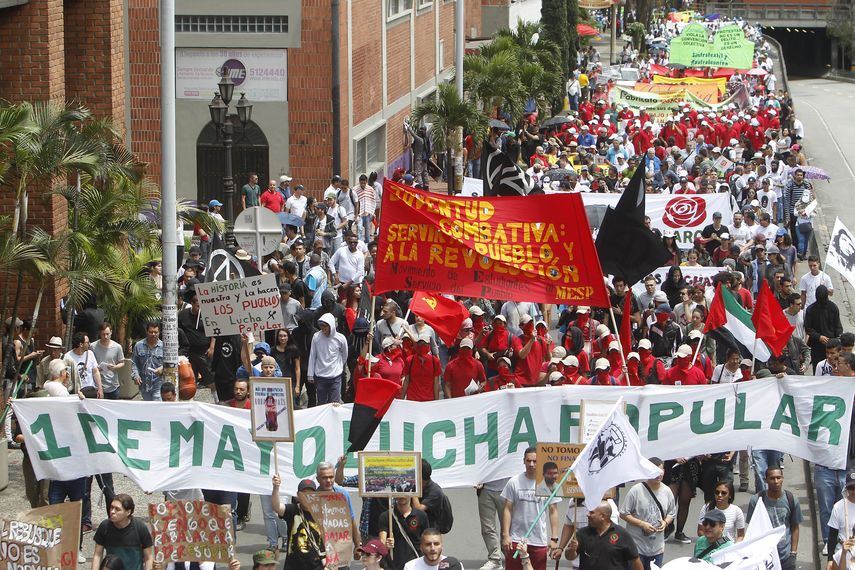 Manifestantes participan en una marcha por las calles de Medellín con motivo al Dia del Trabajador