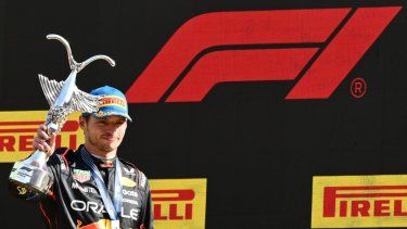 El piloto holandés de Red Bull Racing, Max Verstappen, celebra su victoria en el podio tras ganar el Gran Premio de Italia de Fórmula Uno en el circuito Autodromo Nazionale Monza, en Monza, norte de Italia, el 7 de septiembre de 2025.