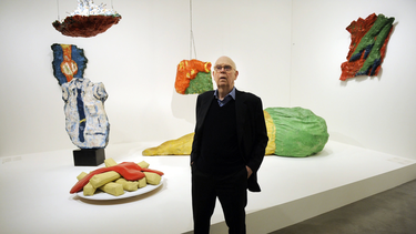 El escultor estadounidense de origen sueco Claes Oldenburg, pionero del movimiento pop-art, ha fallecido a los 93 años y conocido por sus gigantescas obras que representan objetos cotidianos como hamburguesas, barras de labios y enchufes eléctricos.