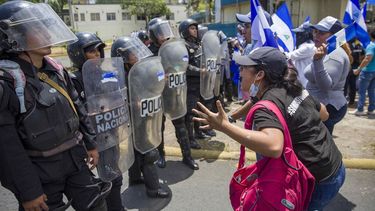 En una de las imágenes que se ha difundido a través de las redes sociales&nbsp; se observa a una mujer que le grita a funcionarios policiales.&nbsp;