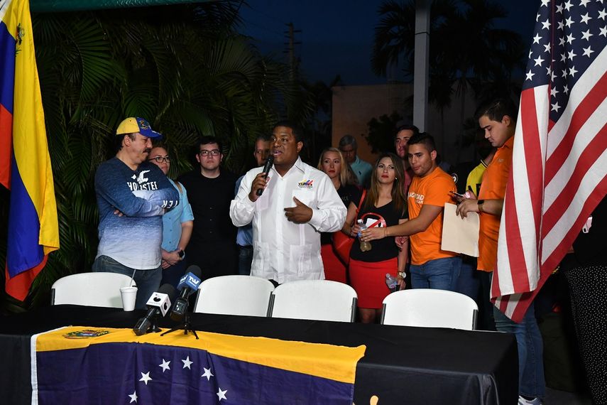 José Colina, presidente de la Organización de Venezolanos Perseguidos Políticos en el Exilio, VEPPEX, habla en un acto de exiliados venezolanos en apoyo al presidente encargado, Juan Guaidó.