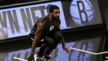 El base Kyrie Irving, de los Nets de Brooklyn, calienta antes del partido frente a los Hawks de Atlanta, el viernes 1 de enero de 2021, en Nueva York.&nbsp;
