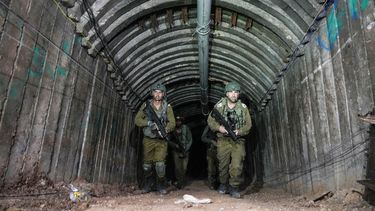 Soldados israelíes en un túnel que, según el ejército, Hamás utilizó para atacar el cruce de Erez en el norte de la Franja de Gaza, el viernes 15 de diciembre de 2023.&nbsp;