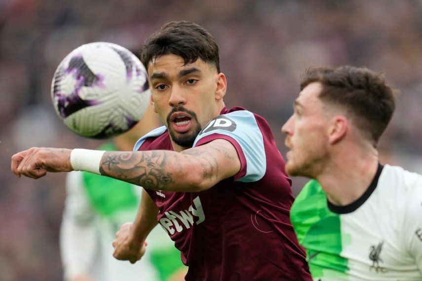 Lucas Paquetá (izquierda) de West Ham y Andrew Robertson de Liverpool pugnan por el balón en un partido de la Liga Premier, el sábado 27 de abril de 2024, en Londres.