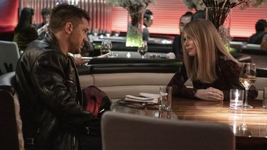En esta imagen difundida por Sony Pictures Entertainment, Tom Hardy y Michelle Williams en una escena de Venom: Let There Be Carnage.