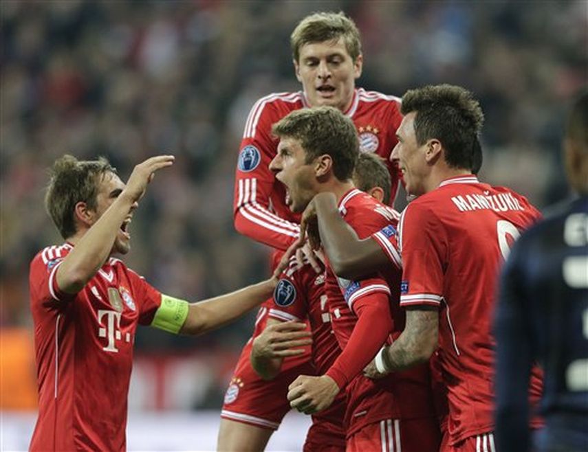 El jugador de Bayern Munich, Thomas Mueller, centro, festeja con compañeros tras anotar un gol contra Manchester United en la Liga de Campeones