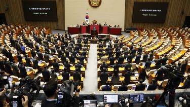 La vista general de la Asamblea General muestra a los legisladores en la cámara de votación durante la sesión plenaria para la votación de destitución del presidente Yoon Suk Yeol en la Asamblea Nacional en Seúl el 7 de diciembre de 2024. Los legisladores surcoreanos comenzaron a votar el 7 de diciembre sobre una moción para destituir al presidente Yoon Suk Yeol por su breve declaración de ley marcial, incluso después de que la mayoría de los parlamentarios del partido gobernante boicotearan, según mostró una transmisión de televisión en vivo.&nbsp;