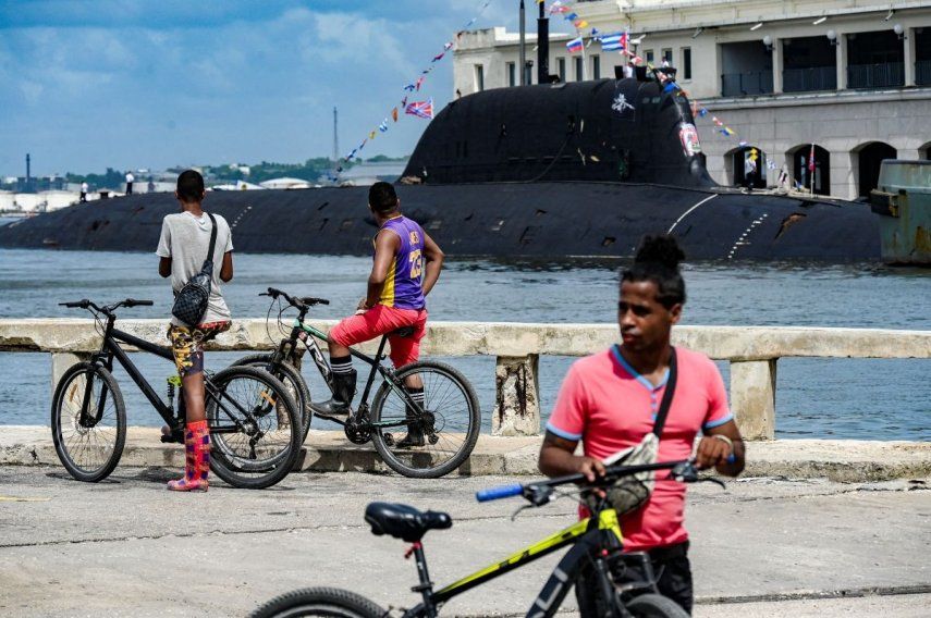 La gente mira el submarino de propulsión nuclear Kazán, parte del destacamento naval ruso que visita Cuba, después de su llegada al puerto de La Habana el 12 de junio de 2024. El submarino ruso de propulsión nuclear Kazán, que no portará armas nucleares, y Otros tres buques de la Armada rusa, atracarán en la capital cubana del 12 al 17 de junio.