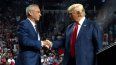 El abogado y político Robert F. Kennedy Jr. en el momento que se dirige a estrechar la mano del expresidente Donald Trump.