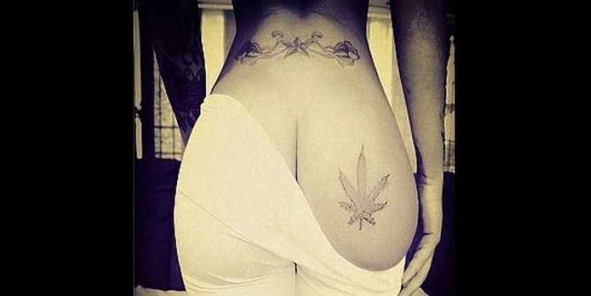 La cantante Rihanna publicó en su cuenta de Instagram este polémica foto donde muestra un tatuaje de cannabis muy sugerente ( Foto Instagram rihanna)