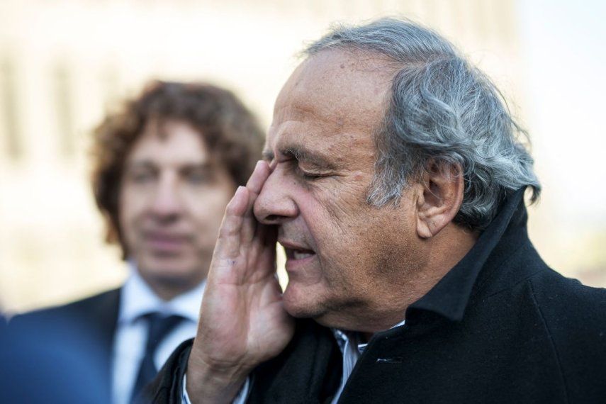 El expresidente de la UEFA, Michel Platini, gesticula tras abandonar la corte, el 3 de marzo de 2025.