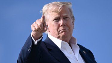El presidente Donald Trump señala mientras aborda el Air Force One en RAF Lossiemouth, en el noreste de Escocia, el 29 de julio de 2025, al final de su viaje a Escocia.