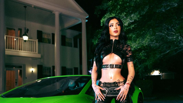 Artista y creadora de contenido chilena Fernanda Villalobos, mejor conocida como Katteyes, presenta su canción Ven Acá&nbsp;