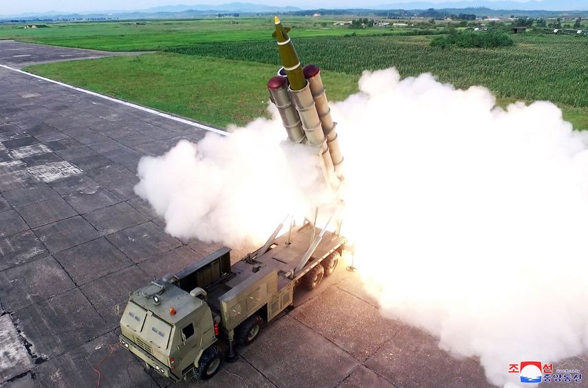 Fotografía del 24 de agosto de 2019 del lanzamiento de un misil no especificado en una ubicación confidencial en Corea del Norte.