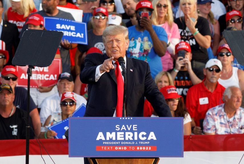 El expresidente Donald Trump habla ante miles de seguirdores en un mitin en Ohio.