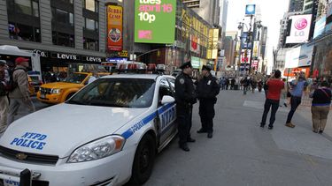 Policías patrullan en Times Square, Nueva York.