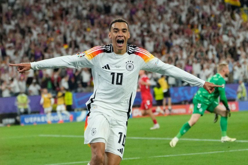 Jamal Musiala, de la selección de Alemania, festeja luego de anotar ante Dinamarca en los octavos de final de la Eurocopa, el sábado 29 de junio de 2024, en Dortmund&nbsp;