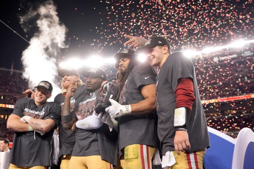 El corredor de los 49ers de San Francisco, Christian McCaffrey, celebra con el tight end George Kittle, el receptor Deebo Samuel, linebacker Fred Warner y quarterback Brock Purdy tras ganar el duelo de campeonato de la NFC, el domingo 28 de enero del 2024.