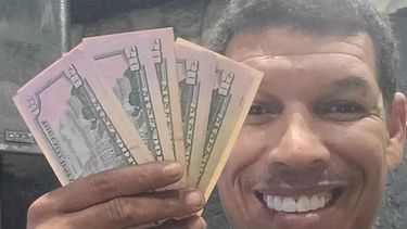 Limay Blanco con dinero recaudado para su proyecto de filantropía.&nbsp;