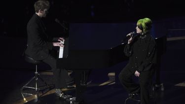 Finneas OConnell, izquierda, y Billie Eilish durante su presentación en el segmento in memoriam en los Oscar el domingo nueve de febrero de 2020 en el Teatro Dolby, en Los Angeles. 