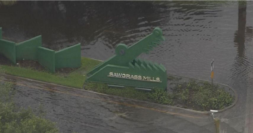 El centro comercial Sawgrass Mills se encuentra inundado, por lo que permanecerá cerrado durante este miércoles.