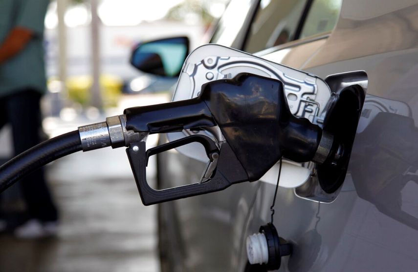 Un cliente echa gasolina a su auto.