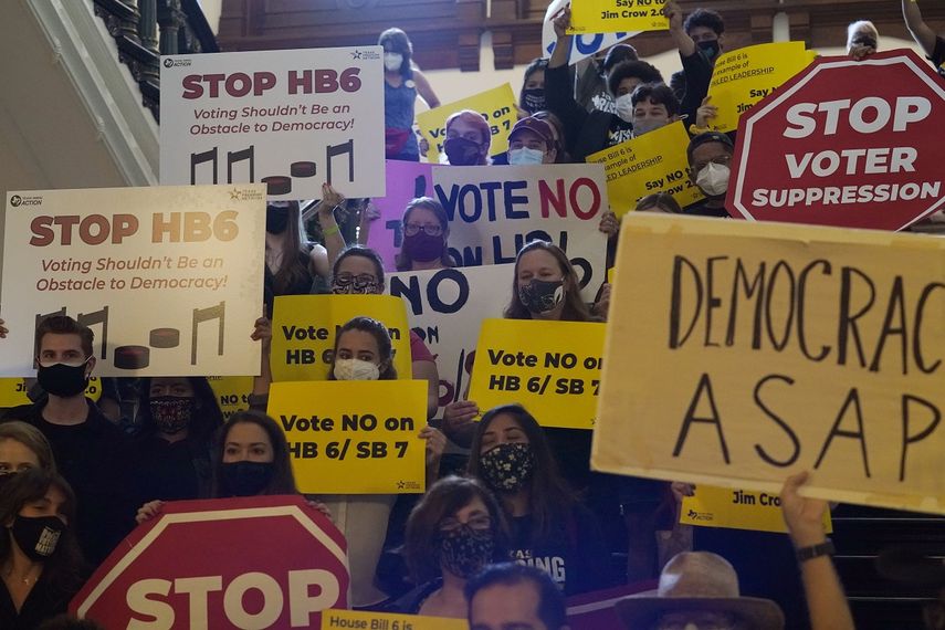 En esta fotografía de archivo del 6 de mayo de 2021, un grupo de manifestantes protesta contra nuevas iniciativas electorales republicanas afuera de la Cámara de Representantes, en el Capitolio en Austin, Texas.&nbsp;