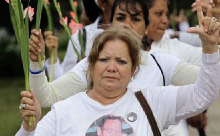 Laura PollÃ¡n junto a Berta Soler y otras mujeres, fundÃ³ el movimiento Damas de Blanco 