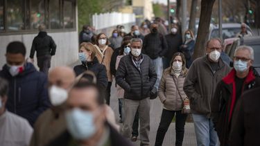 Personas formadas a las afueras de una clínica pública a la espera de recibir una dosis de la vacuna de AstraZeneca contra el coronavirus, el martes 6 de abril de 2021, en Barcelona.&nbsp;
