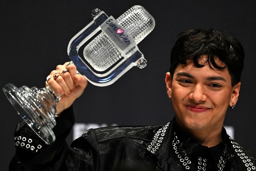 El cantante austriaco Johannes Pietsch, conocido como JJ, quien representa a Austria con la canción Wasted Love, sostiene el trofeo durante una conferencia de prensa tras ganar la gran final del Festival de la Canción de Eurovisión 2025 en el estadio St. Jakobshalle de Basilea el 18 de mayo de 2025.