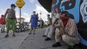 Unas personas portan mascarillas para evitar la propagación del nuevo coronavirus en Miami, el viernes 26 de junio de 2020. Unas personas portan mascarillas para evitar la propagación del nuevo coronavirus en Miami, el viernes 26 de junio de 2020.