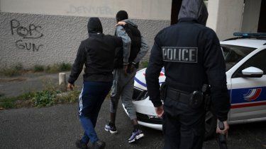 Agentes de policía de la Brigada BST 14 arrestan a un presunto miembro de una red de tráfico de drogas en el conjunto habitacional Les Rosiers, en los distritos del norte de Marsella, sur de Francia.