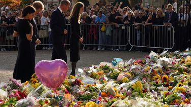 Los duques de Sussex, Meghan y Harry, junto con los príncipes de Gales, William y Kate, miran los tributos florales colocados por miembros del público en la caminata larga en el castillo de Windsor el 10 de septiembre de 2022. Muerte de reina podría reconciliar a Harry y Meghan con la familia real.