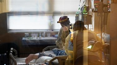 Personal médico atendiendo a un paciente con coronavirus, en una sala de COVID-19 del Centro Médico Willis-Knighton en Shreveport, Luisiana.&nbsp;