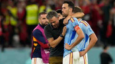 El director técnico de España, Luis Enrique, consuela a Sergio Busquets tras la derrota de su selección en la ronda de penales contra Marruecos en el Mundial de Catar.