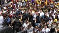 El presidente de Ecuador, Daniel Noboa (centro, derecha), y el ministro del Interior, John Reimberg (centro, izquierda), marchan contra la decisión de la Corte Constitucional de censurar varios artículos de leyes recientes en Quito, el 12 de agosto de 2025. 