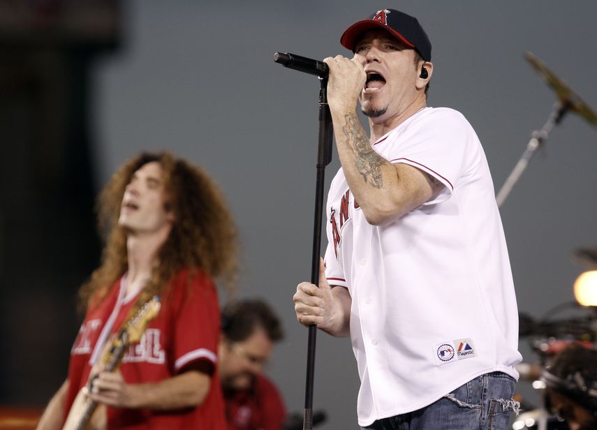 El cantante Steve Harwell, de Smash Mouth, actúa con la banda en Anaheim, California, el 29 de septiembre de 2008.