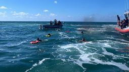 La Guardia Costera en labores de rescate de balseros cubanos en las costas de Florida.