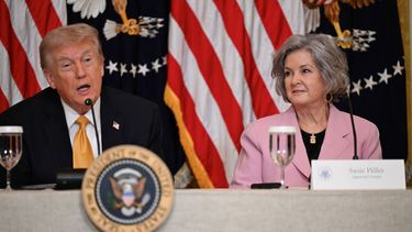 El presidente Donald J. Trump junto a su jefa de gabinete, Susie Wiles.