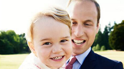 El Duque de Cambrige sonriendo con su hijo el Príncipe George en vísperas de su segundo cumpleaños.&nbsp;