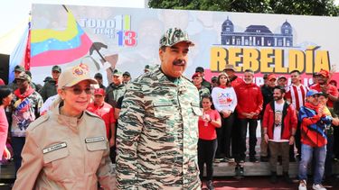 El dictador de Venezuela, Nicolás Maduro, junto con su esposa, Cilia Flores, entrando al mitin político en Caracas. 