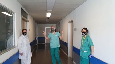 Personal del Hospital Infanta Leonor con las mascarillas de Ob&uacute;s.