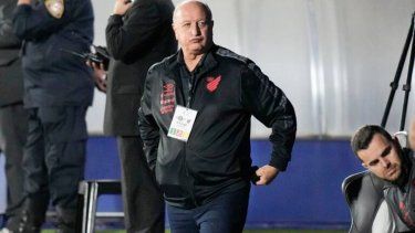 En foto del 4 de mayo del 2023, el entrenador Luiz Felipe Scolari observa el juego del Athletico Paranaense de la Copa Libertadores.