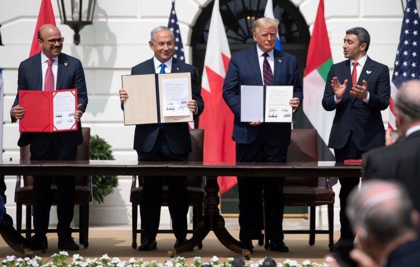 De izquierda a derecha,&nbsp;&nbsp;el canciller de Bahrein Khalid bin Ahmed Al Khalifa, el primer ministro israelí Benjamin Netanyahu, el presidente Donald Trump, y el canciller de Emiratos Árabes Unidos Abdullah bin Zayed al-NahyanAbraham, saludando desde el balcón del Salón Azul de la Casa Blanca, el martes 15 de septiembre de 2020, en Washington, D.C. ARCHIVO.