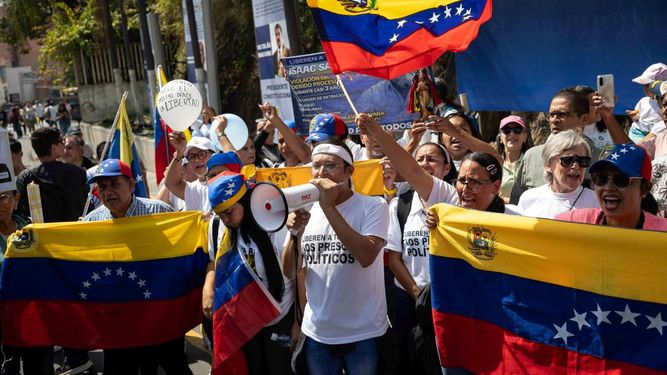 Familiares de presos políticos participan en una protesta alrededor de El Helicoide, en Caracas (Venezuela).