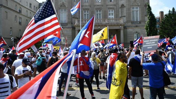 Exiliados cubanos frente a la embajada de la dictadura castrista en Washington.&nbsp;